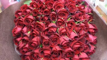 108本の薔薇の花束｜「花曜日」　（奈良県橿原市の花キューピット加盟店 花屋）のブログ